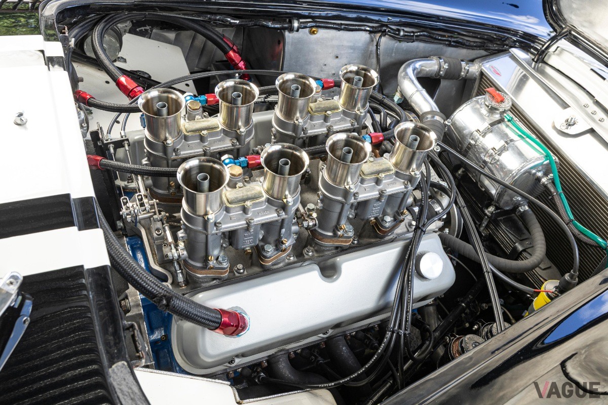 レース仕様のゼッケンとストライプが印象的な1963年式AC「コブラ」