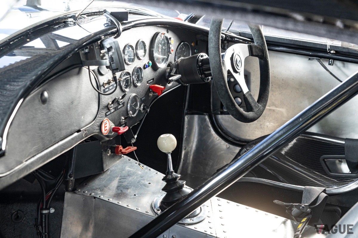 レース仕様のゼッケンとストライプが印象的な1963年式AC「コブラ」