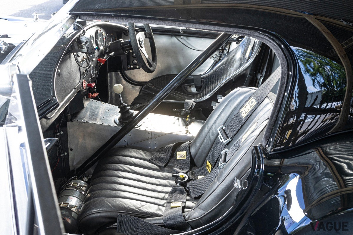 レース仕様のゼッケンとストライプが印象的な1963年式AC「コブラ」