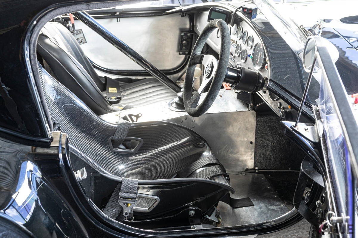 レース仕様のゼッケンとストライプが印象的な1963年式AC「コブラ」