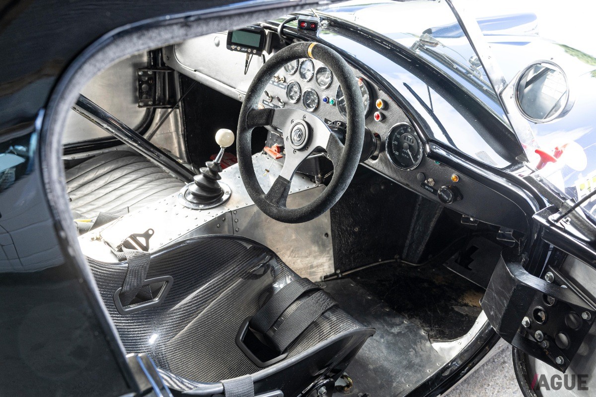 レース仕様のゼッケンとストライプが印象的な1963年式AC「コブラ」