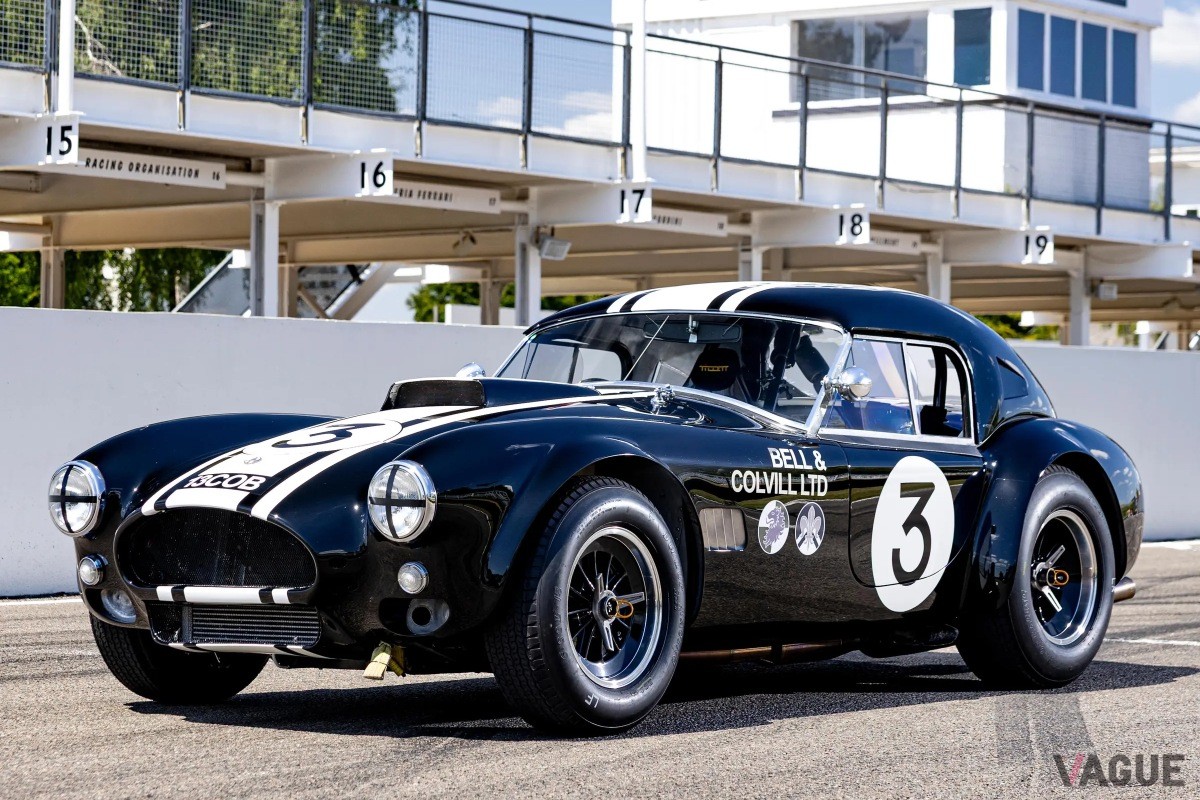 レース仕様のゼッケンとストライプが印象的な1963年式AC「コブラ」