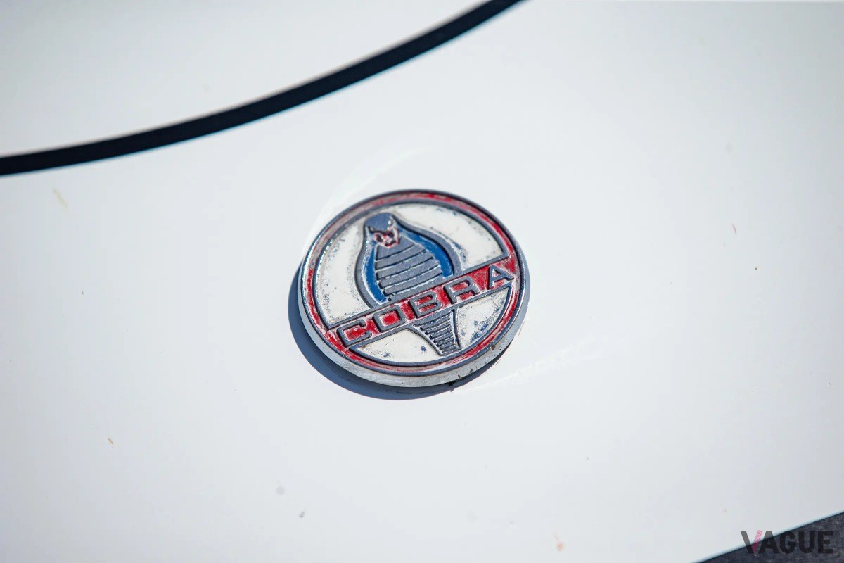 レース仕様のゼッケンとストライプが印象的な1963年式AC「コブラ」