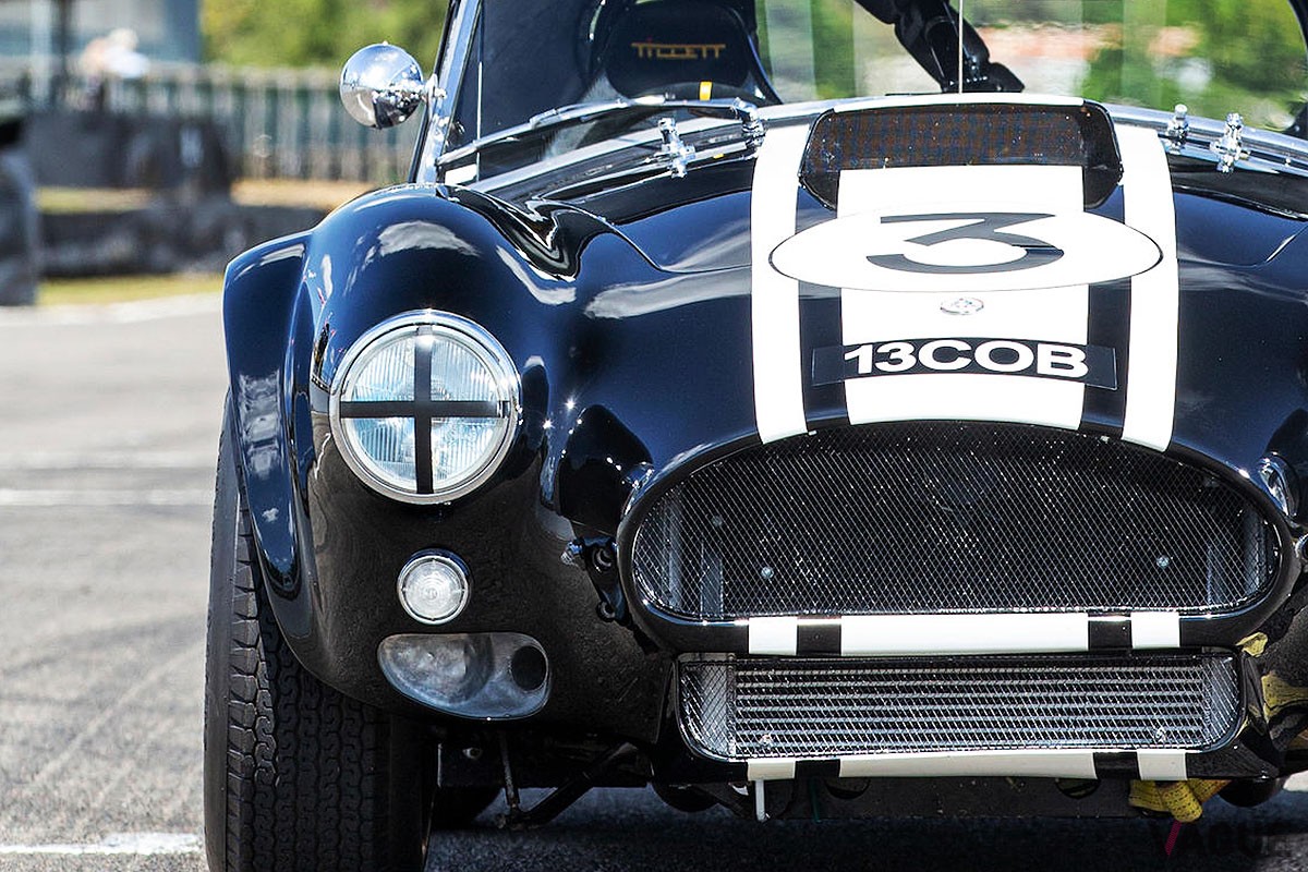 レース仕様のゼッケンとストライプが印象的な1963年式AC「コブラ」
