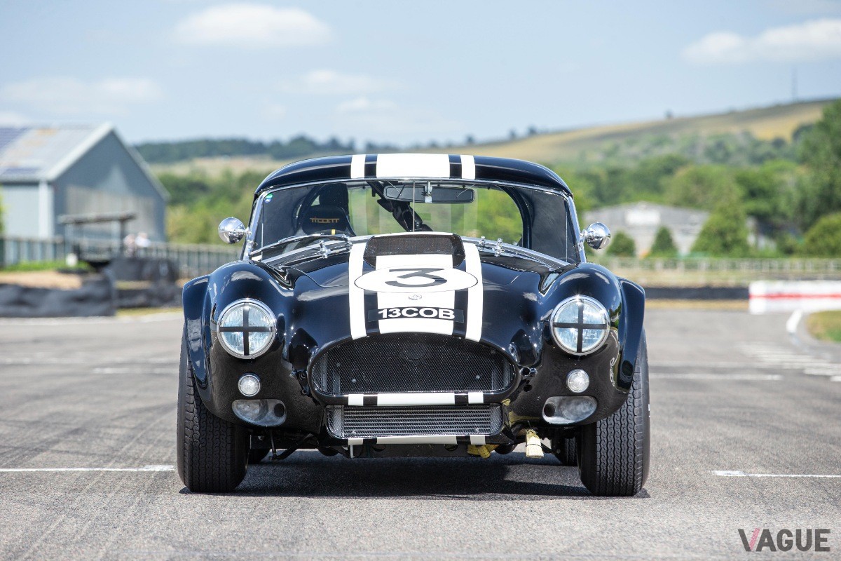 レース仕様のゼッケンとストライプが印象的な1963年式AC「コブラ」