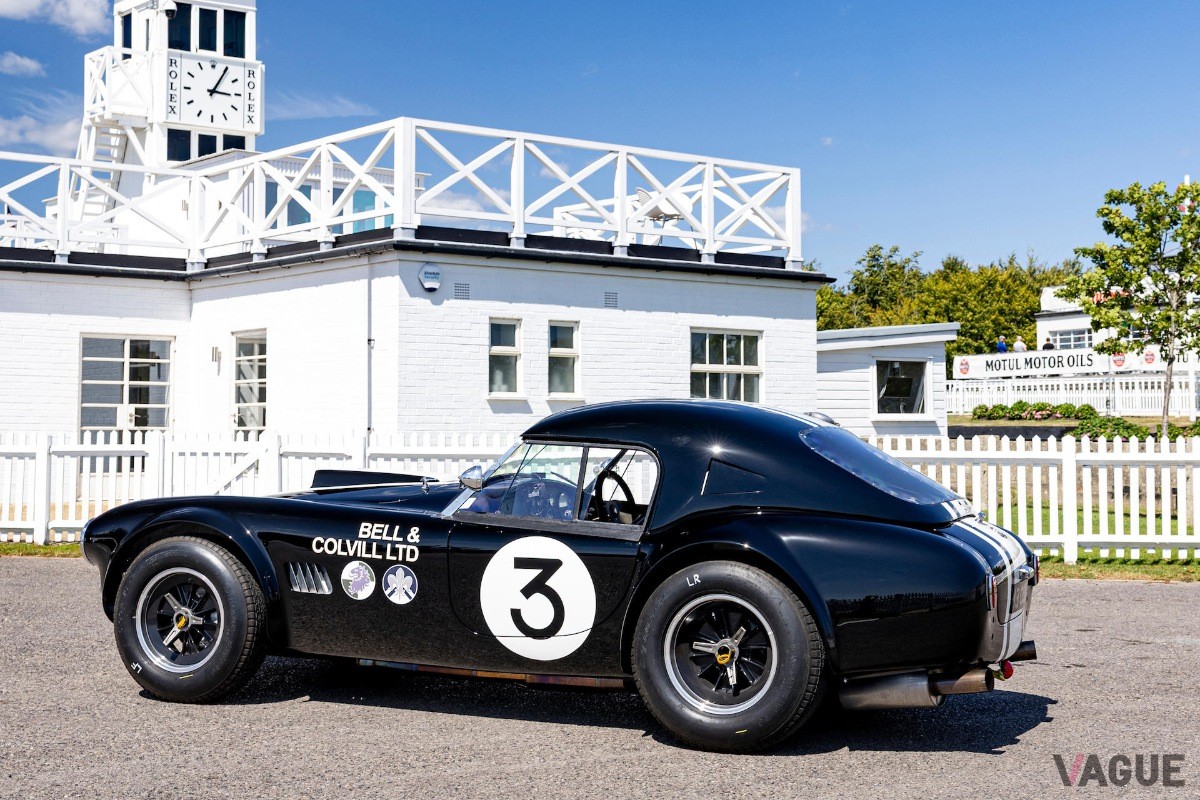レース仕様のゼッケンとストライプが印象的な1963年式AC「コブラ」
