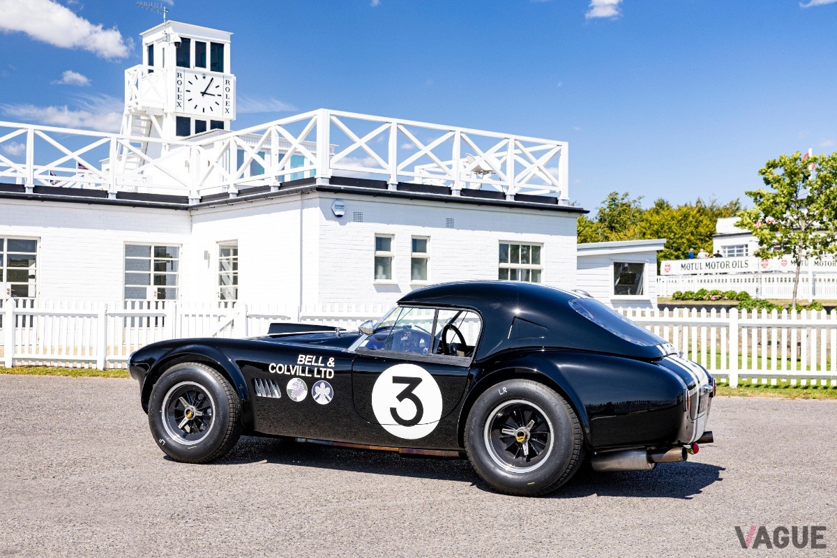 レース仕様のゼッケンとストライプが印象的な1963年式AC「コブラ」