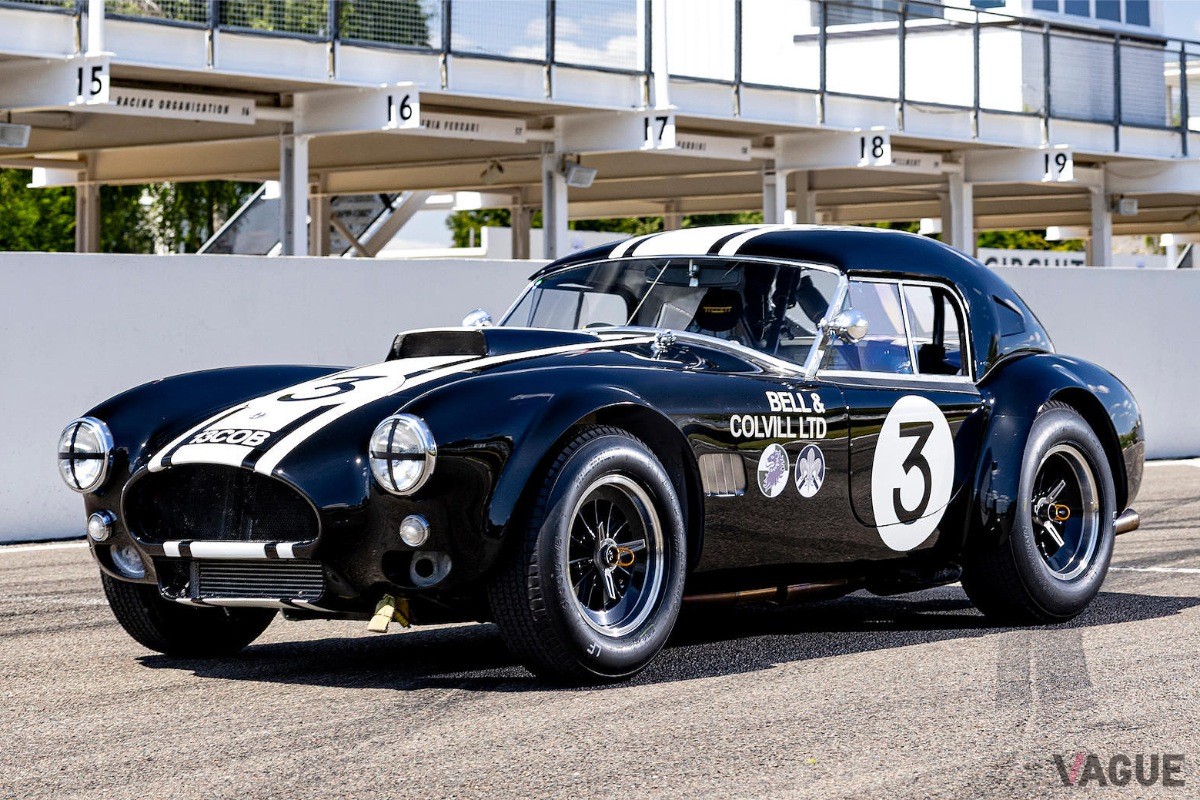 レース仕様のゼッケンとストライプが印象的な1963年式AC「コブラ」