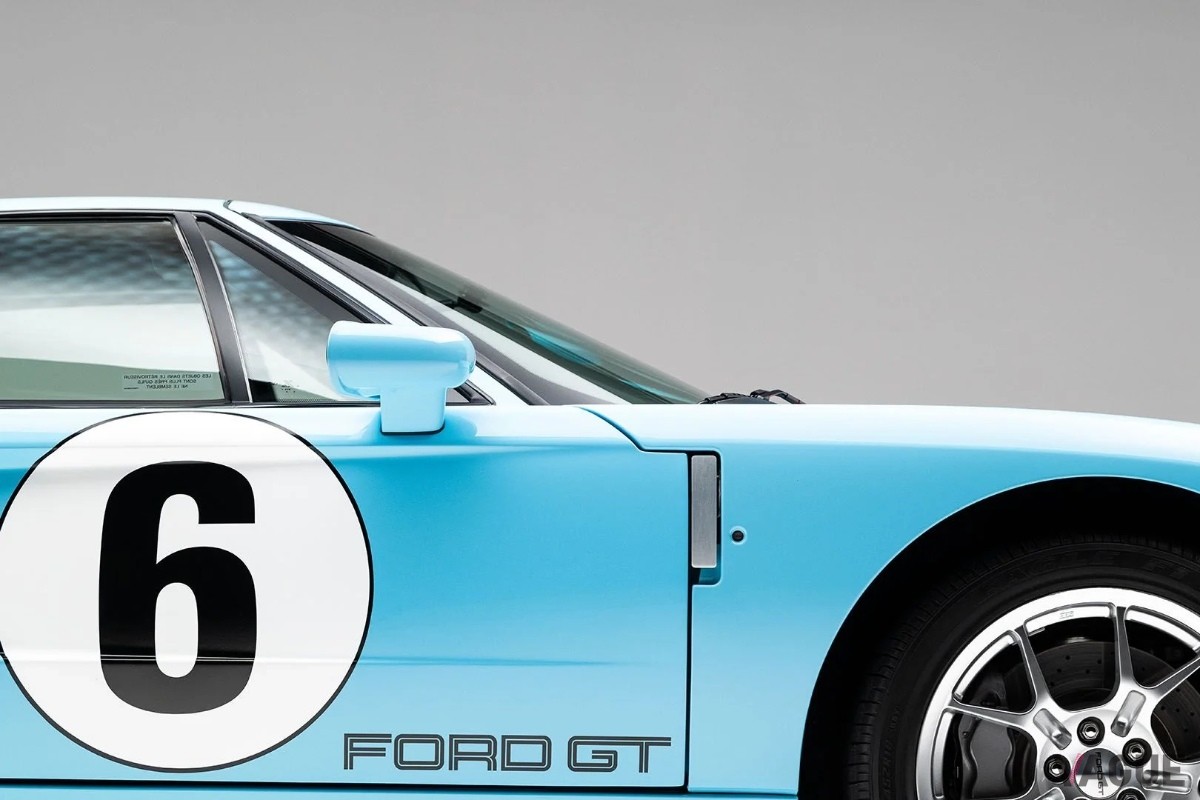 伝説のガルフカラーをまとった2006年式「フォードGTヘリテージ・エディション」