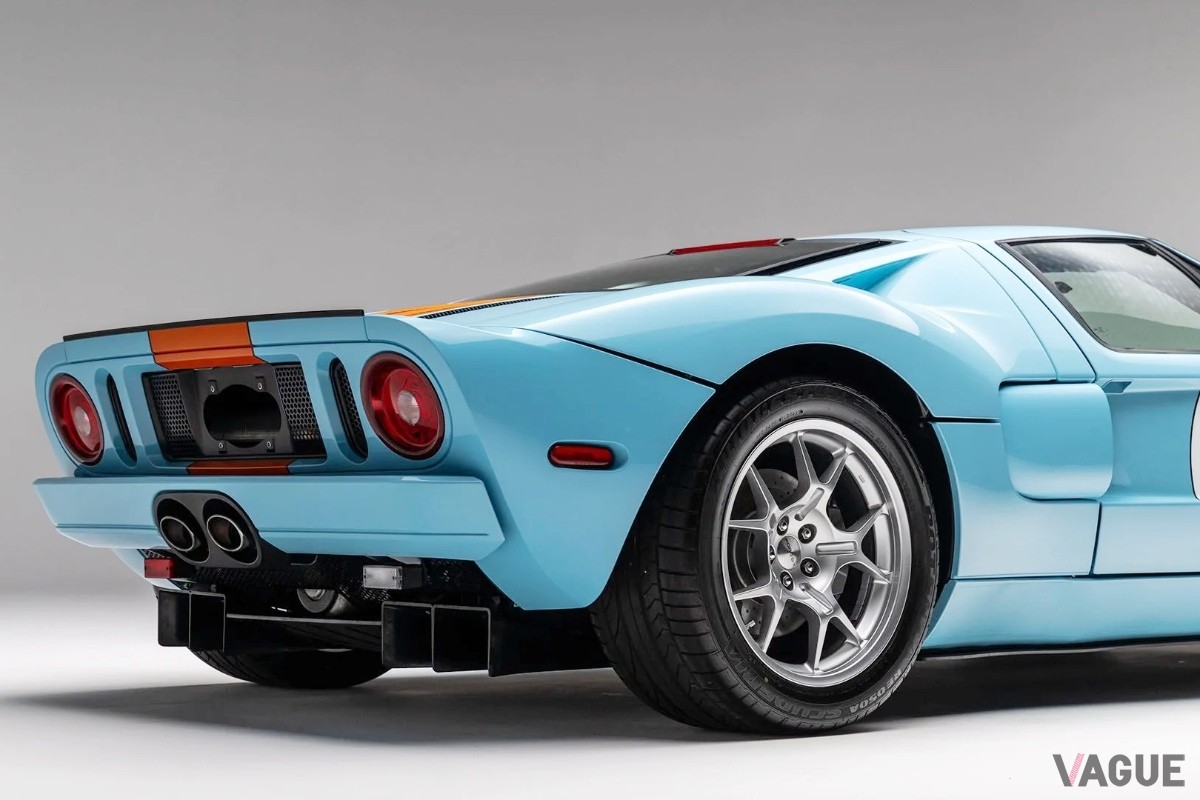 伝説のガルフカラーをまとった2006年式「フォードGTヘリテージ・エディション」