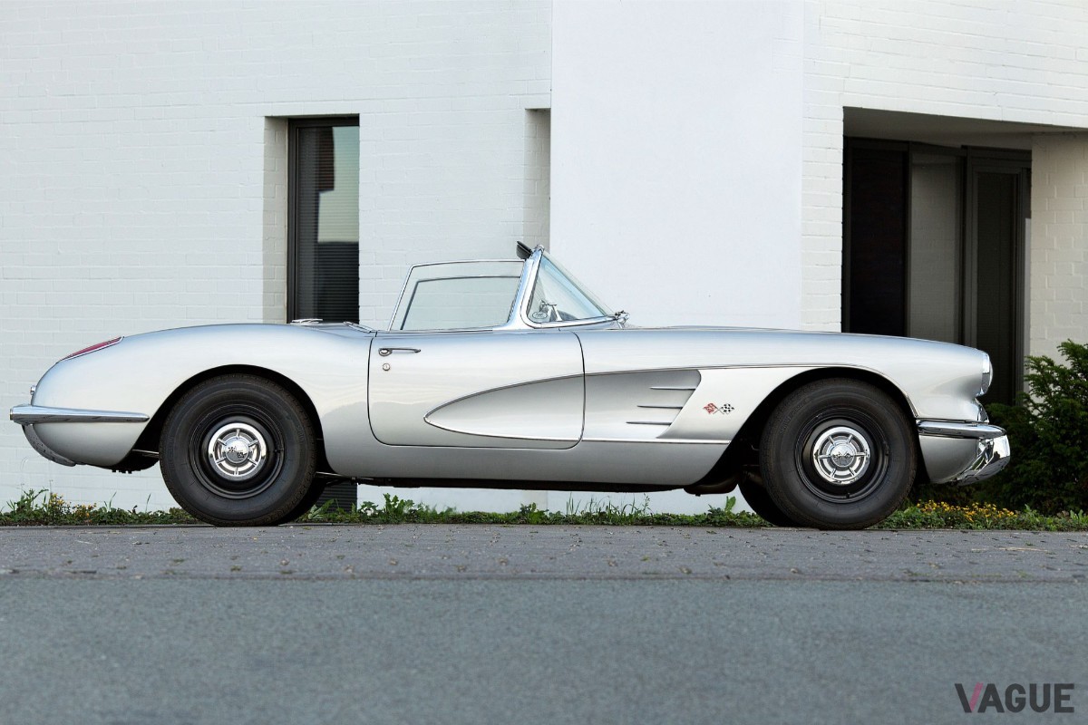 1950年代の「インカシルバー」をまとった初代（C1型）コルベット。ZR1Xの限定車は、この色味をモチーフにしたマット塗装を採用