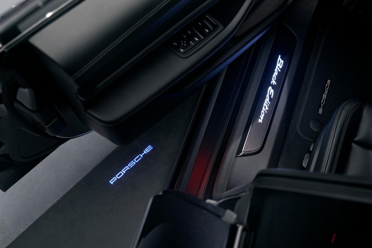 ポルシェ「タイカン4S ブラックエディション」