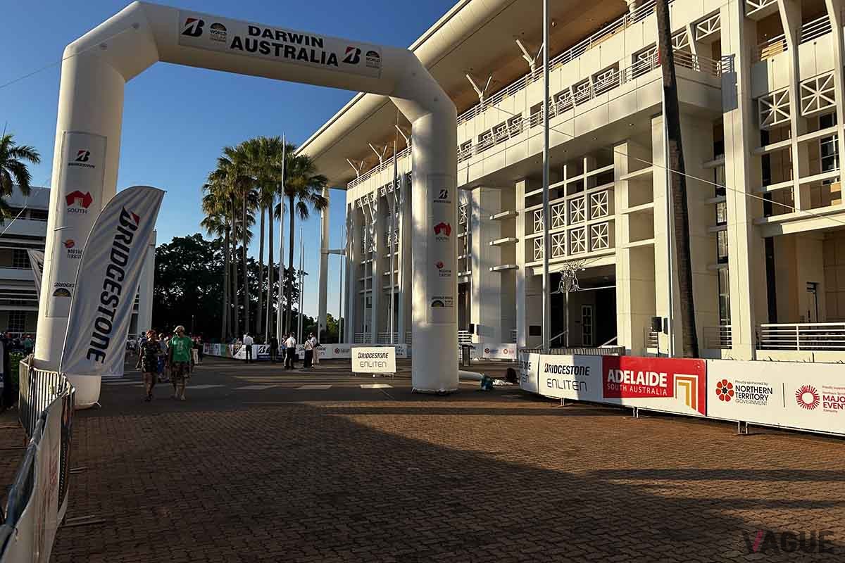 世界最大級のソーラーカーレース「Bridgestone World Solar Challenge 2025（ブリヂストン・ワールド・ソーラー・チャレンジ2025=BWSC）」スタートの様子
