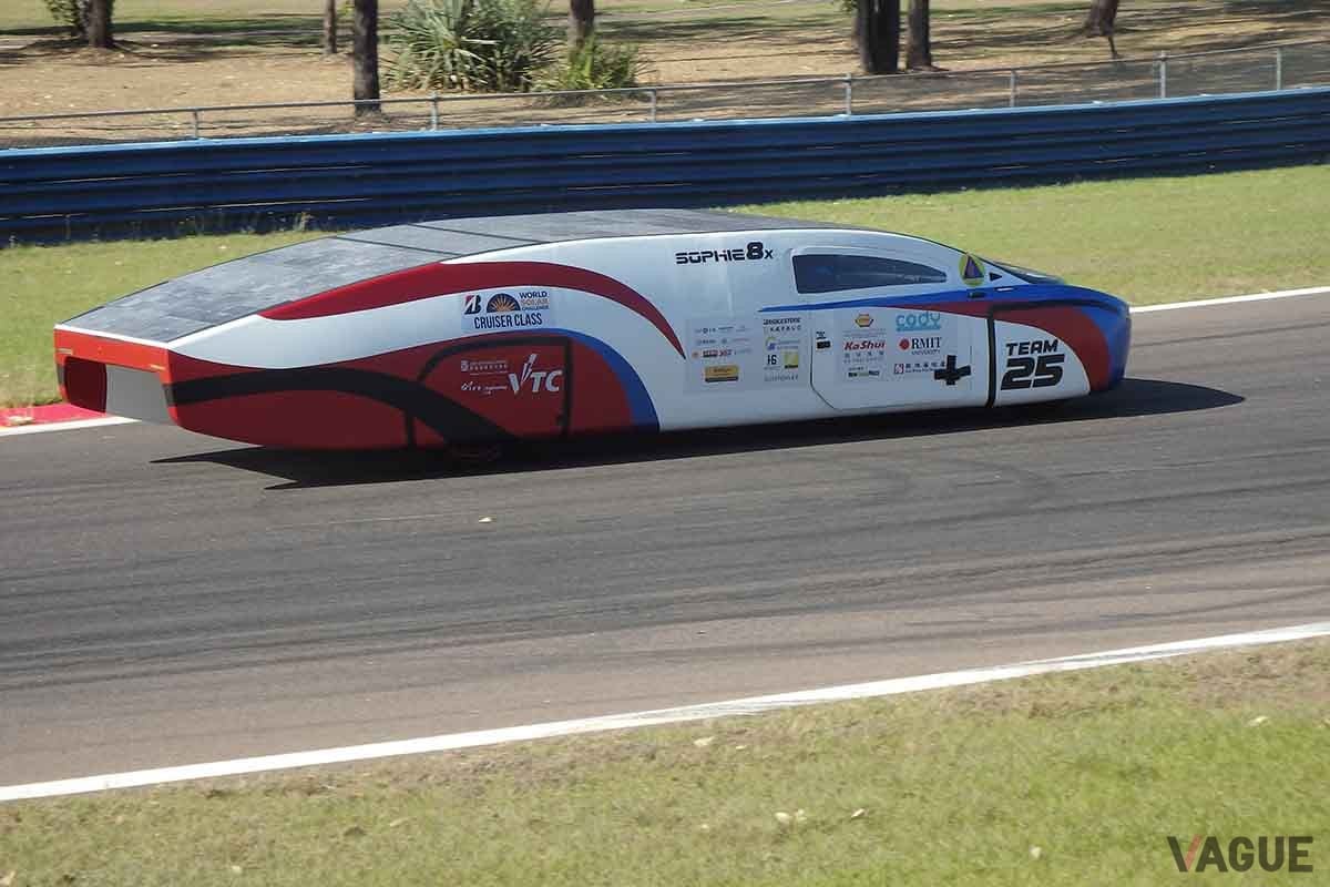 クルーザークラスのマシン(写真はクルーザークラスで優勝した香港のVTCソーラーカーチームの#25 「SOPHIE 8X(ソフィー8X)」