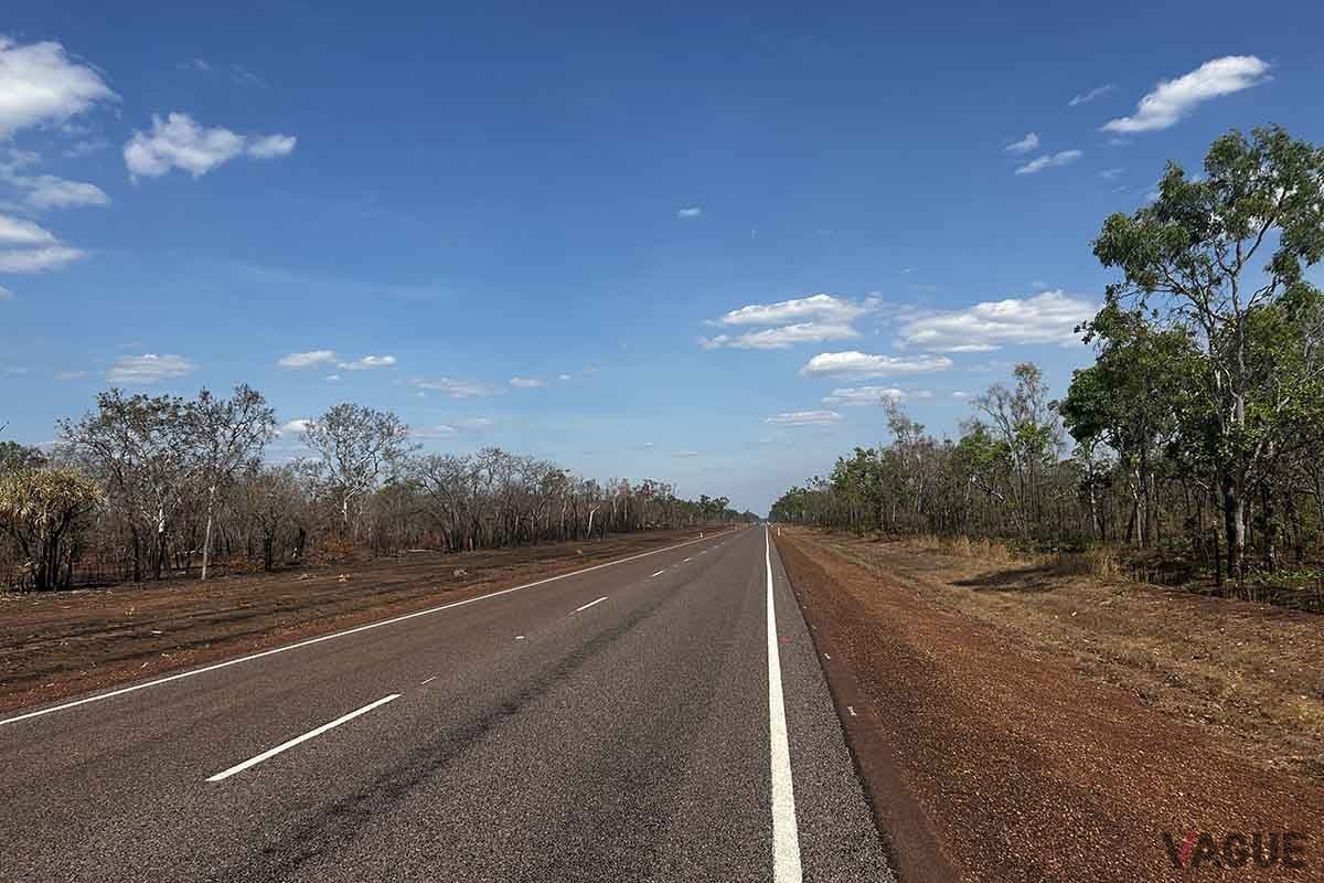 オーストラリアの道路。8月は南半球のオーストラリアでは冬の時期。南部に行くと季節柄、雨も多いという