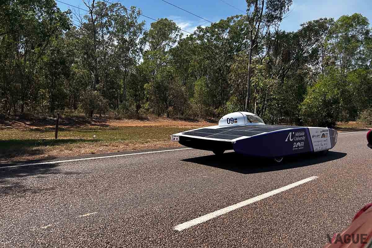 オーストラリアの一般道を走行するソーラーカー（写真はアデレード大ソーラーレーシングチーム）