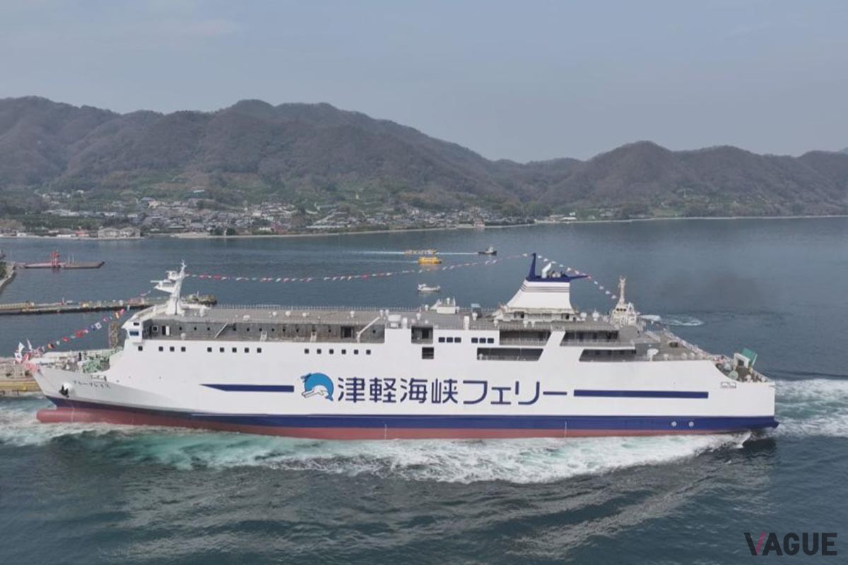 2025年8月8日に室蘭‐青森航路で就航した新造船「ブルーグレイス」。写真は同年3月に行われた命名式及び進水式の様子