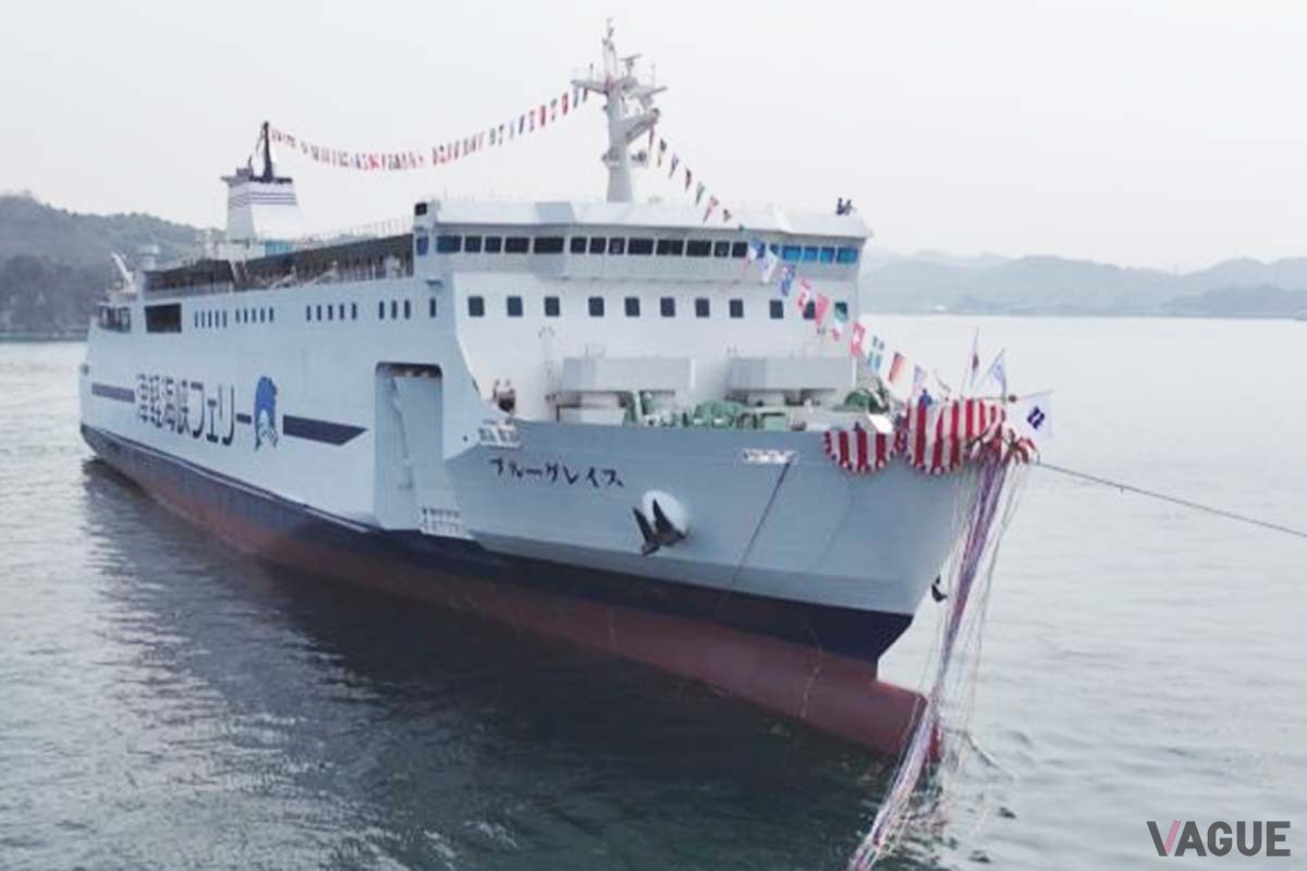 2025年8月8日に室蘭‐青森航路で就航した新造船「ブルーグレイス」。写真は同年3月に行われた命名式及び進水式の様子
