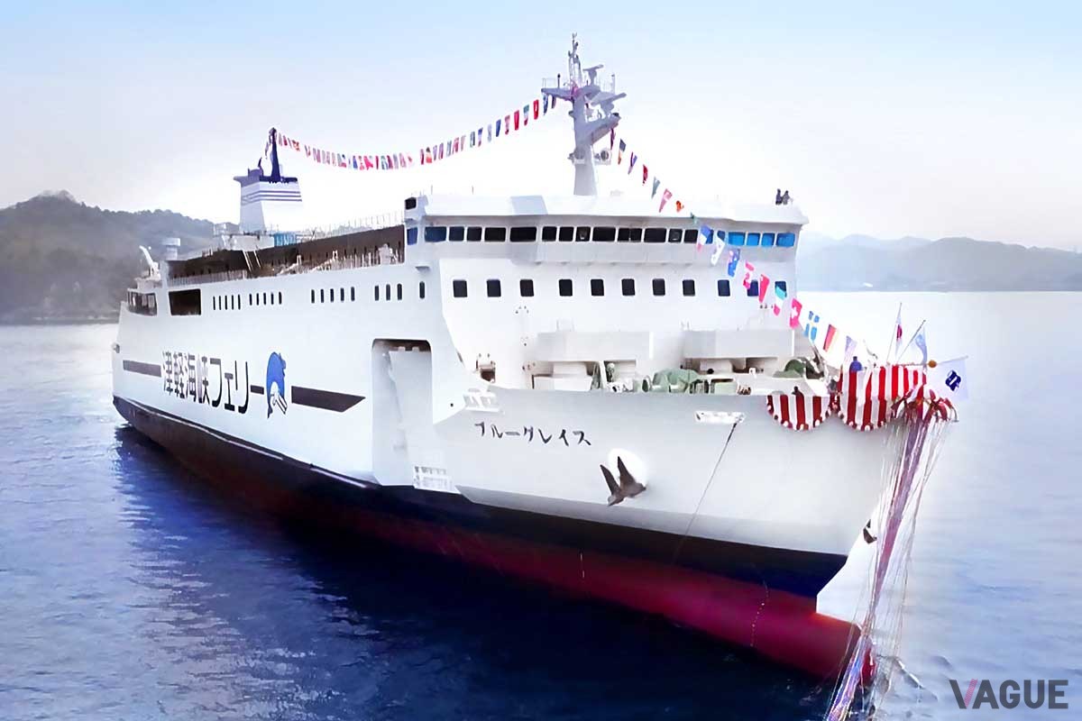 2025年8月8日に室蘭‐青森航路で就航した新造船「ブルーグレイス」。写真は同年3月に行われた命名式及び進水式の様子