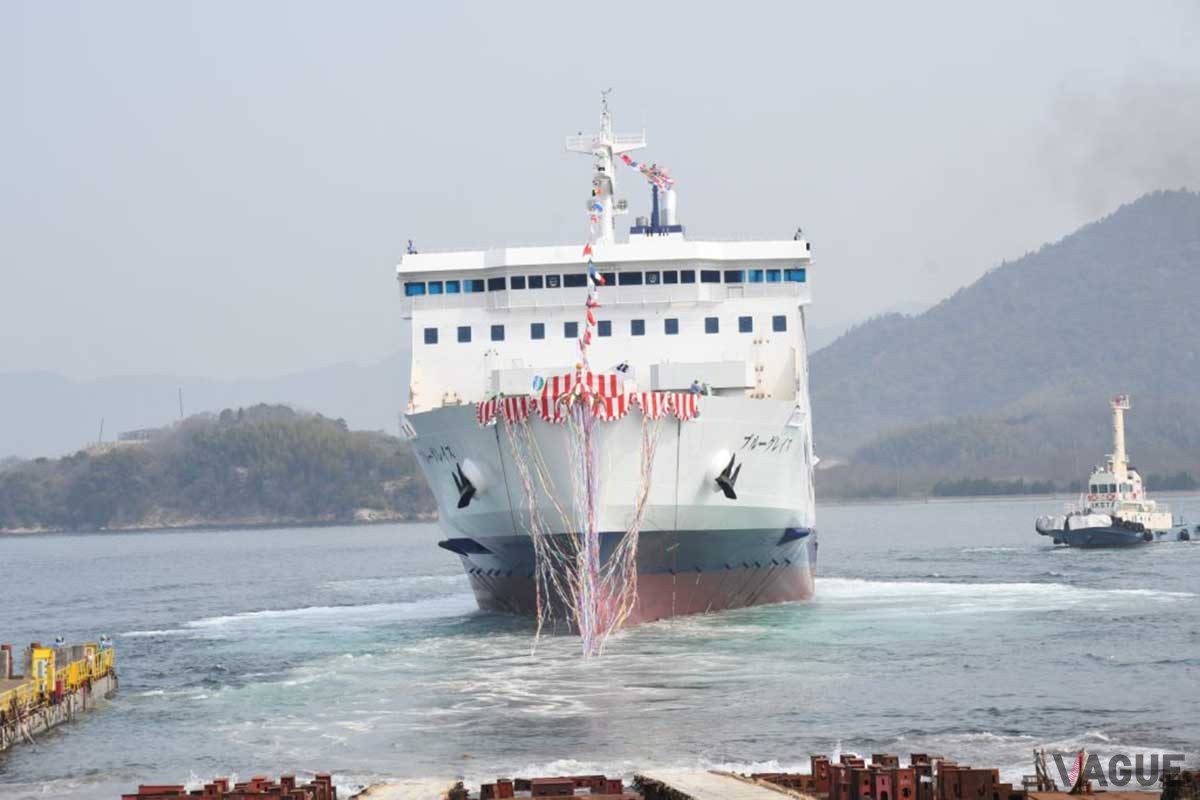 2025年8月8日に室蘭‐青森航路で就航した新造船「ブルーグレイス」。写真は同年3月に行われた命名式及び進水式の様子