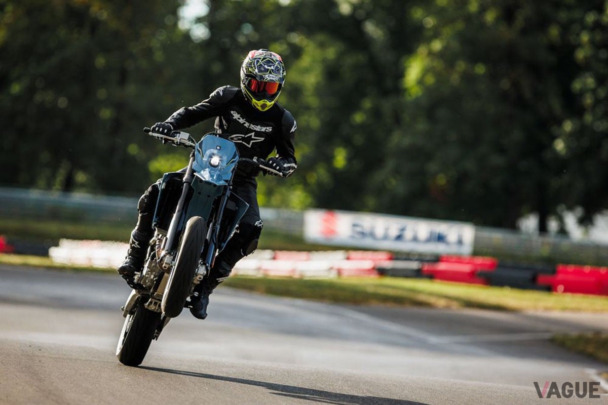 2025年後半の日本発売に向けて準備中となっているモタード、スズキ「DR-Z400SM」