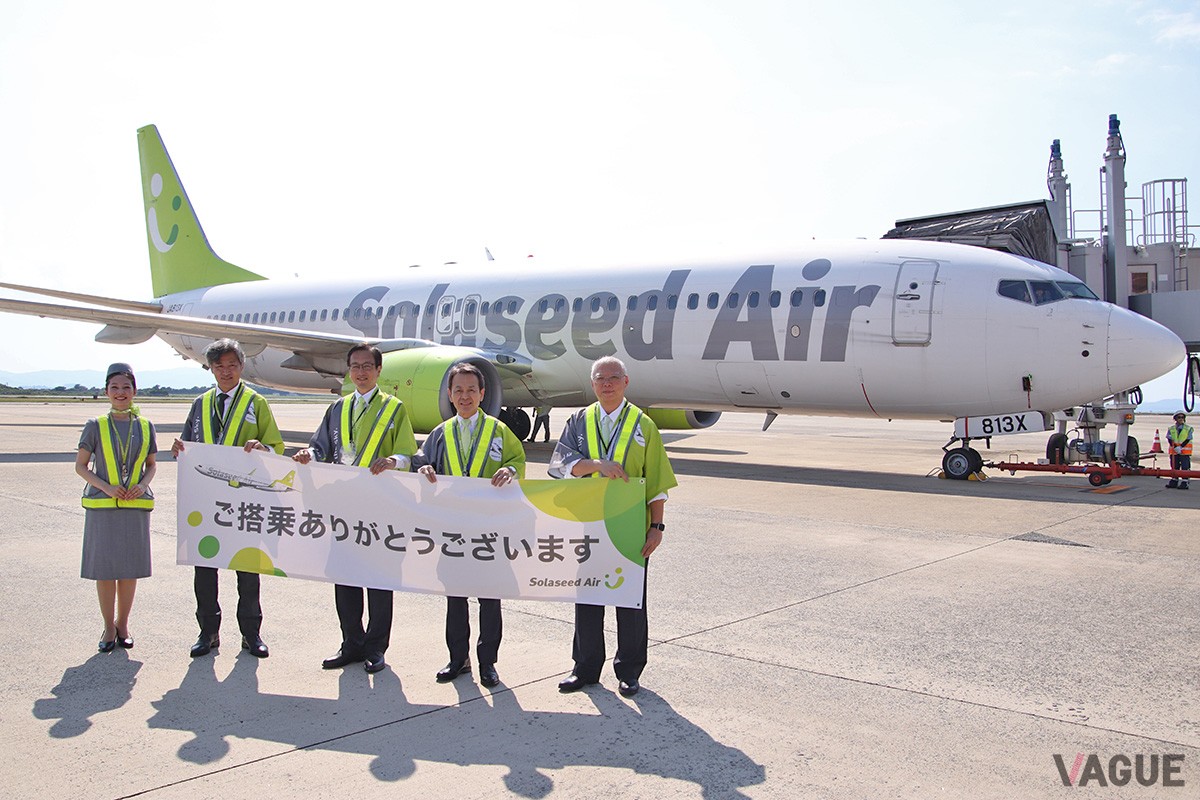 羽田と長崎を結ぶ空路が20周年を迎えたソラシドエアの機体とスタッフたち