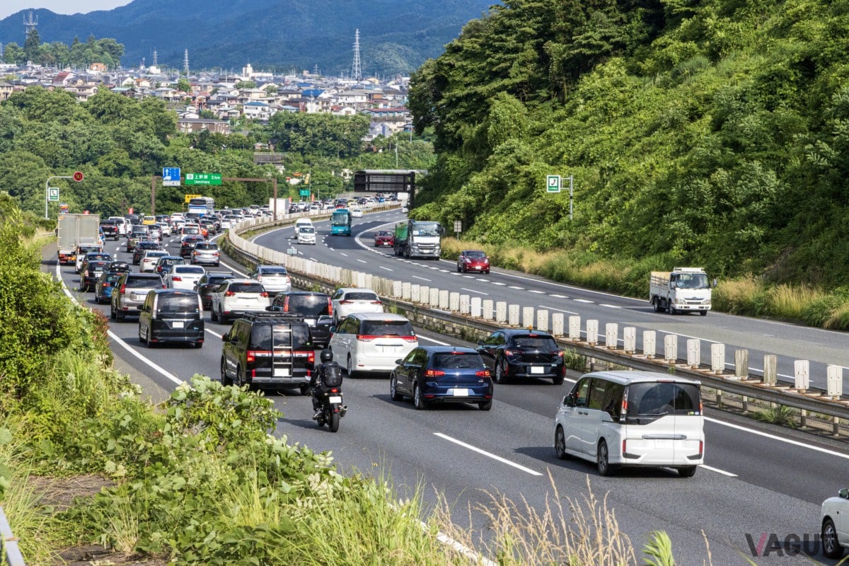 追い越しが終わっても走行車線に戻れないほど混雑している場合はOK