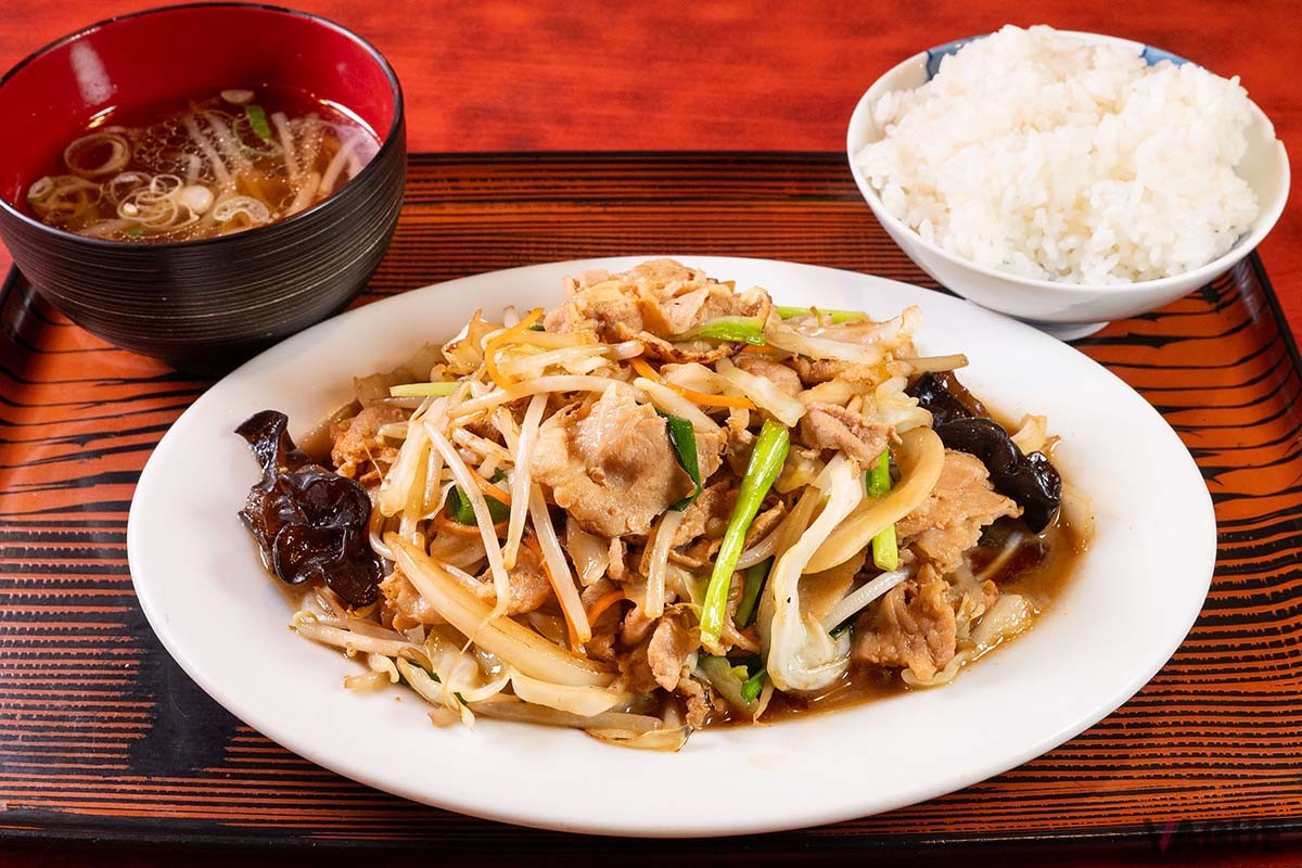 肉野菜炒め定食850円。ライス、スープ付き。こちらもボリュームがいい