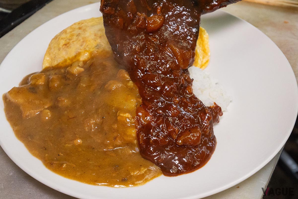 オムライスを作ってから、ご飯をのせ、カレー、ハヤシライスをかけて完成