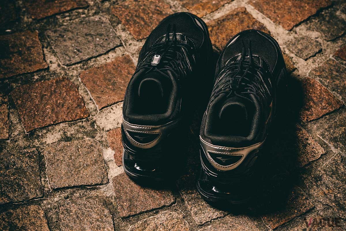 後ろ姿も抜かりなく。踵にあしらったmizunoのロゴとシルバーのアクセントが視線を集める