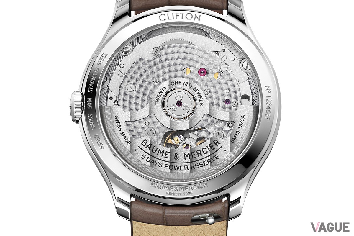 いずれもボーマティック自動巻きムーブメント（BM13-1975A）を搭載しサファイアクリスタル製のケースバックから眺めることができる