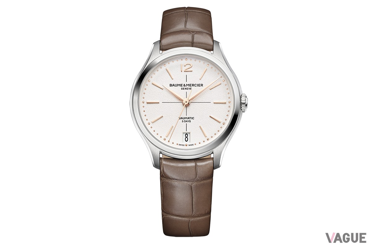 39mm径のケースとヴィンテージなデザインによる新たな「クリフトン」。こちらはオフホワイトのダイヤルによる「M0A10773」（51万1500円 消費税込）。ダイヤルはグレイン仕上げも加えられ、その彫刻のような表情が満足感を高めている