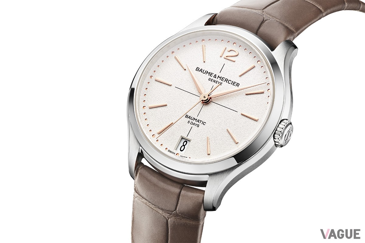 39mm径のケースとヴィンテージなデザインによる新たな「クリフトン」。こちらはオフホワイトのダイヤルによる「M0A10773」（51万1500円 消費税込）。ダイヤルはグレイン仕上げも加えられ、その彫刻のような表情が満足感を高めている