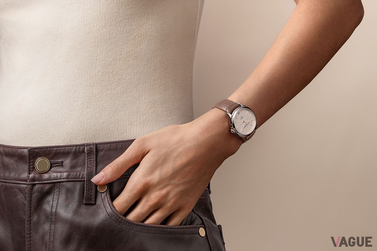 34mmと小ぶりだが女性の腕ではたっぷりとした存在感