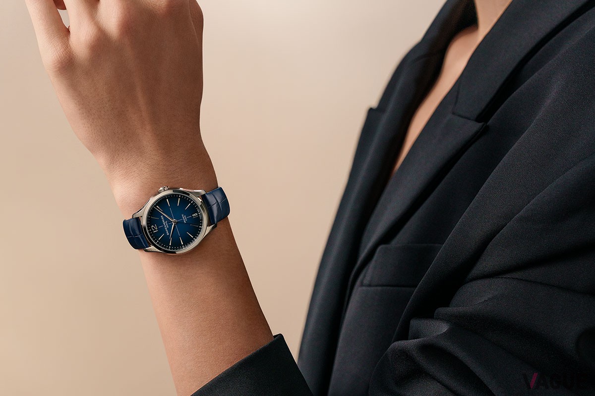 収まりのよさと存在感がほどよいバランスのケース径34mm。竹斑のアリゲーターストラップもエレガント