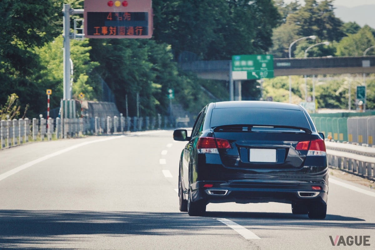 理由もなく右側車線に留まり続けることは避けるべき行為