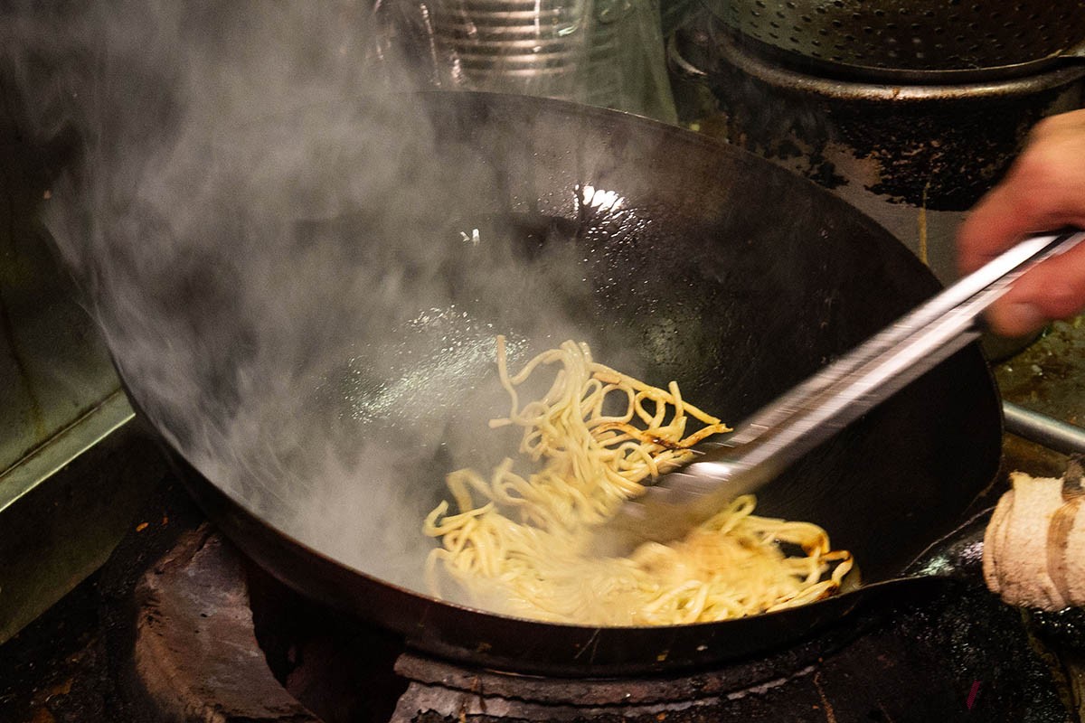 皿うどんの麺は表面をさっと炒めてカリッと感を。中華鍋から上がる湯気がすごい！