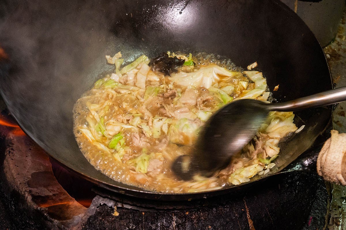 豚肉、キャベツ、キクラゲなどを炒めて一気にあんを仕上げていく。調理時間が短いのも驚き