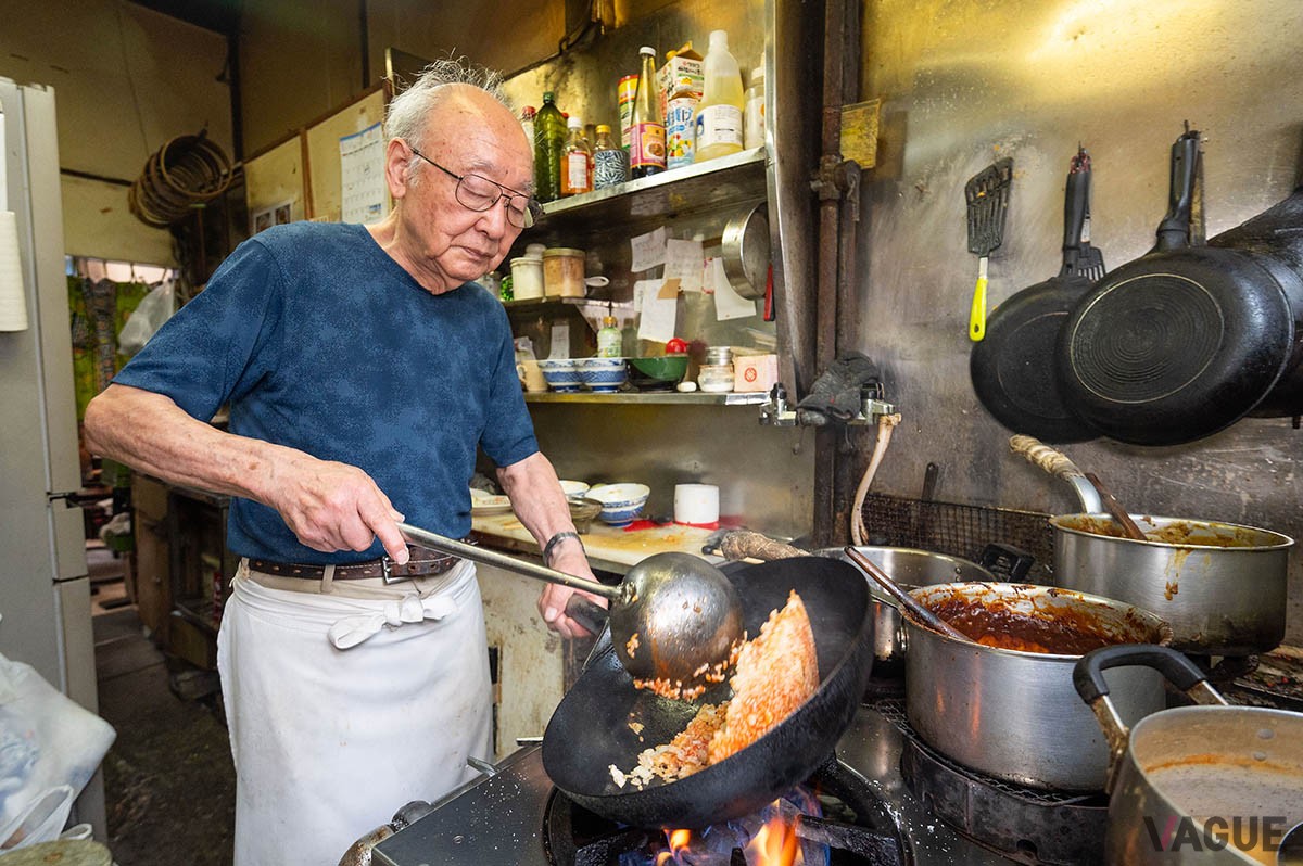 昭和26（1951）年から店に入り、今でも厨房で腕をふるう店主の秋山さん