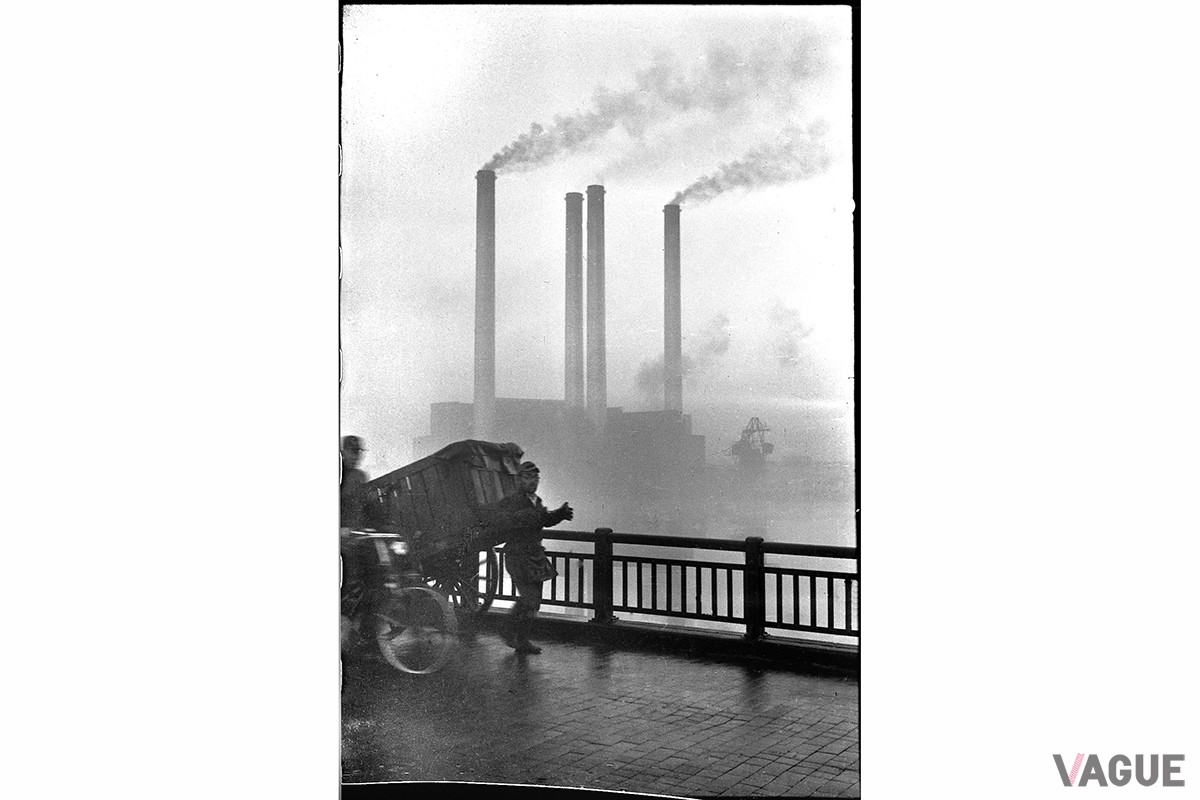 ▲「お化け煙突」（1957年）。旧千住火力発電所の4本の煙突が、見る場所により、1〜4本に見えることから名付けられた