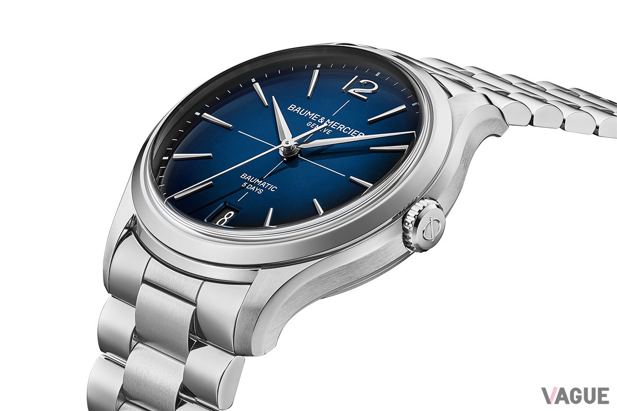 ブルーのグラデーションダイヤルにスチール製ブレスレットという組み合わせの「M0A10792」（52万8000円 消費税込）。フレッシュな印象とヴィンテージな要素が融合した一本