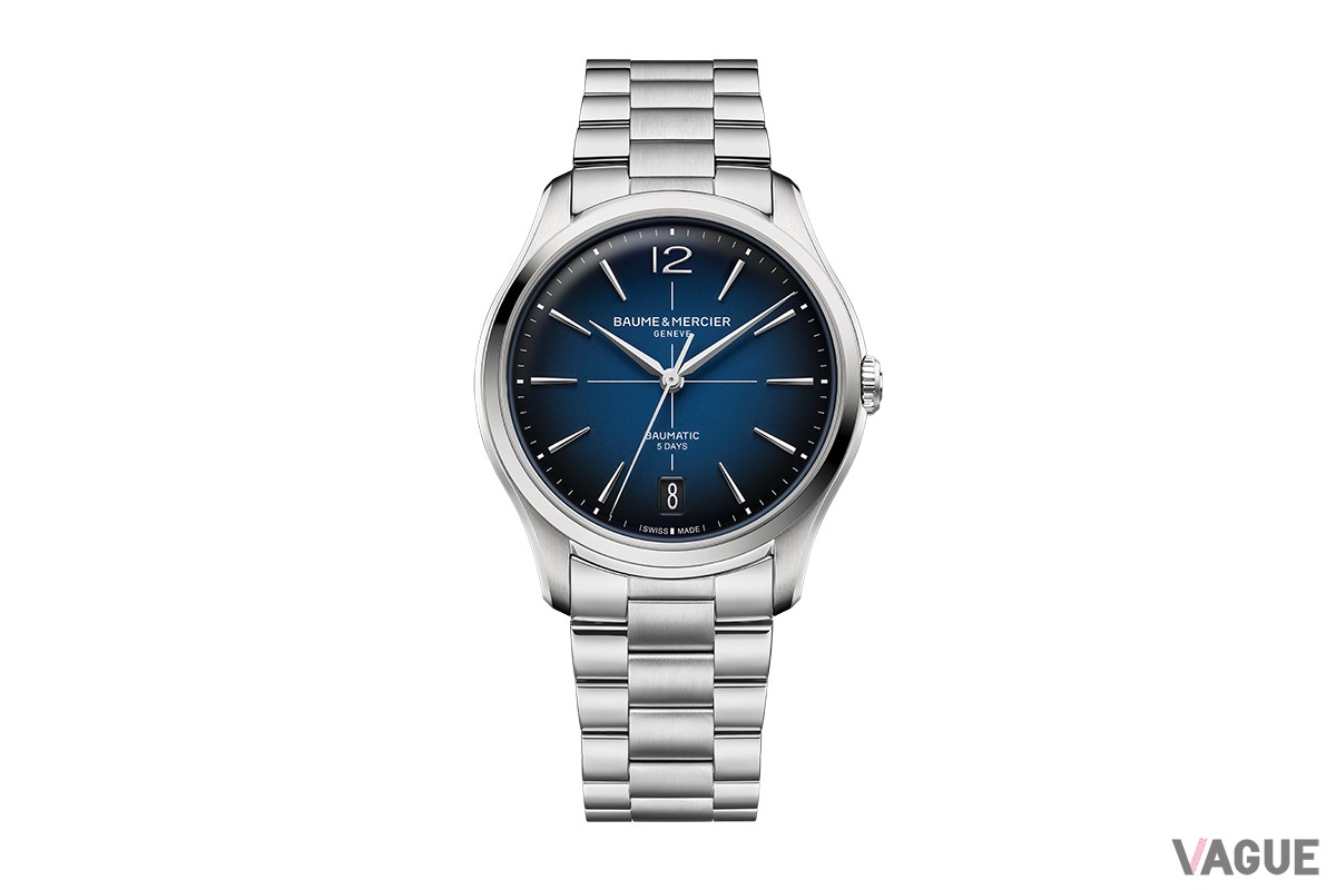 ブルーのグラデーションダイヤルにスチール製ブレスレットという組み合わせの「M0A10792」（52万8000円 消費税込）。フレッシュな印象とヴィンテージな要素が融合した一本