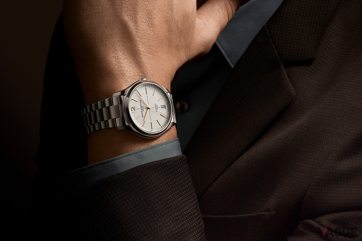 ヴィンテージなディテールとスチール製のブレスレットが醸し出す堅牢なイメージを兼ね備える