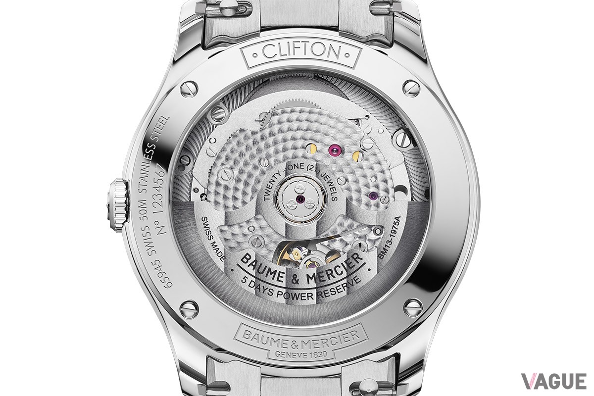 いずれもボーマティック自動巻きムーブメント（BM13-1975A）を搭載しサファイアクリスタル製のケースバックから眺めることができる