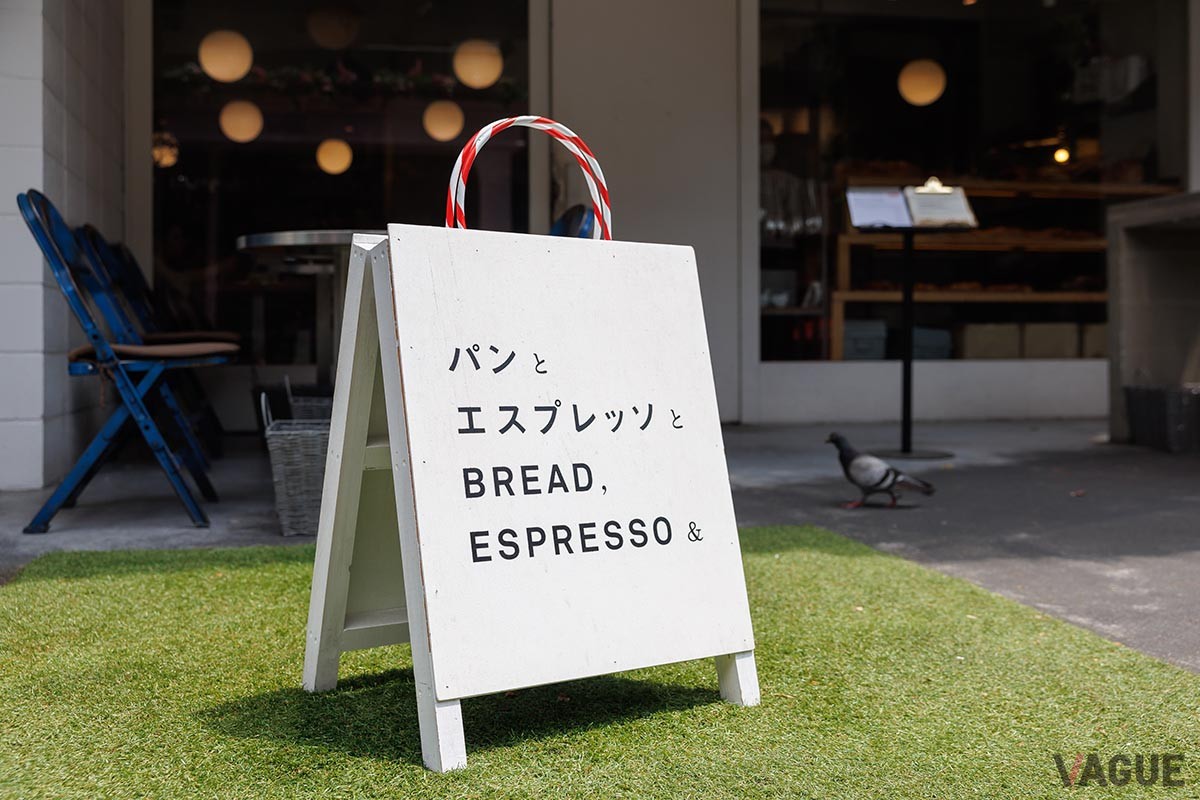 店頭にある白い看板が目印