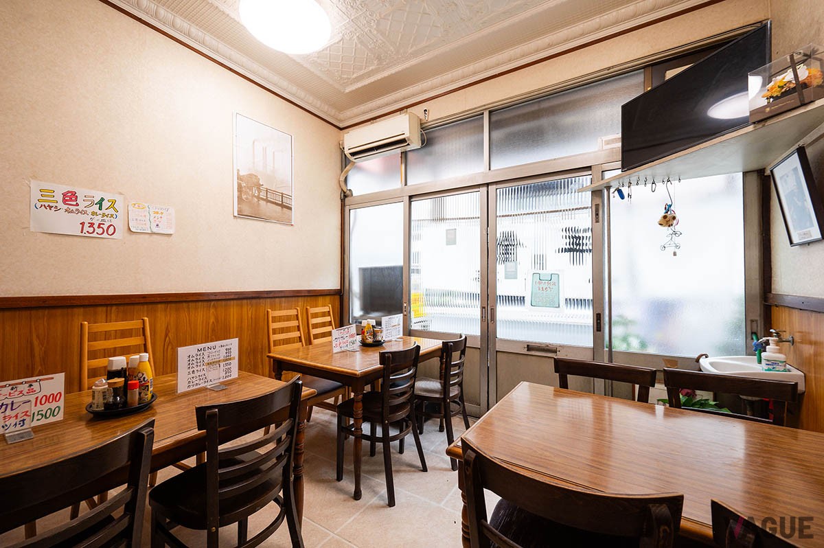 店内。混雑時には相席になることも。天井には洋風建築のような仕上げが