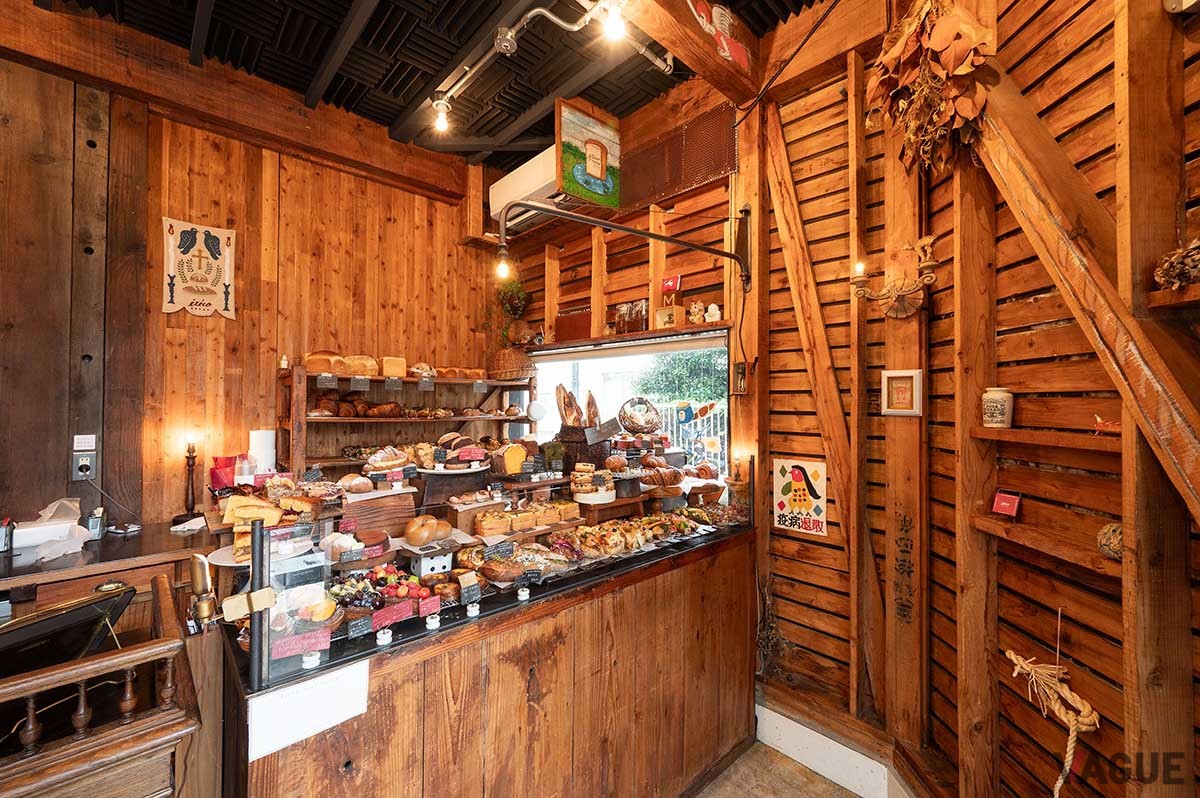 木を基調とした店内。窓から入る自然光で、パンが美しく見える
