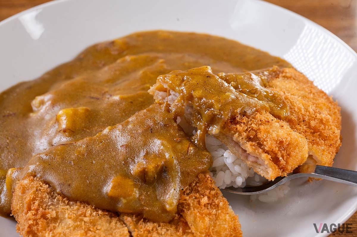 カツカレーライス1000円。こちらもお新香、味噌汁付き。黄色いルーがいい！