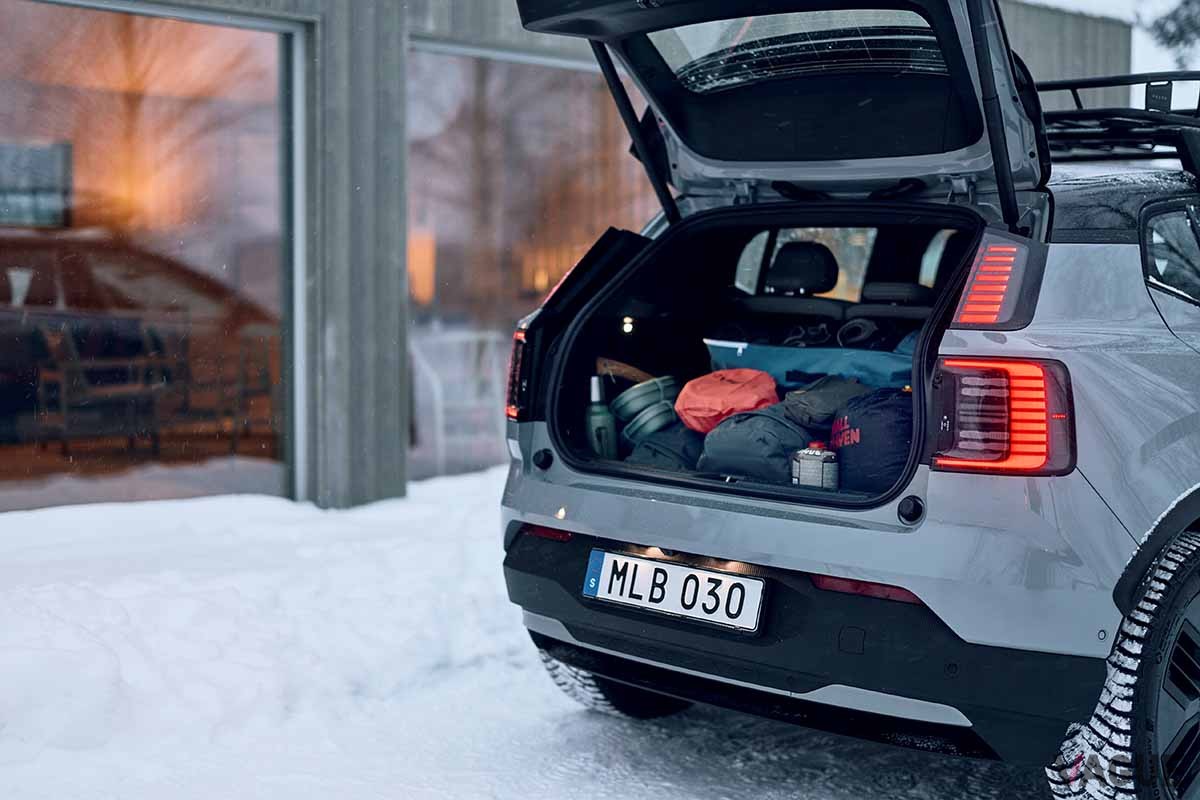 ボルボ新型「EX30クロスカントリー」