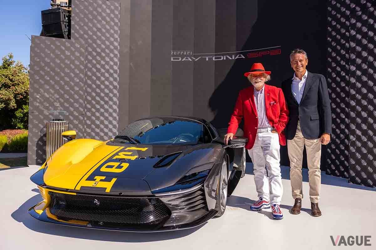 フェラーリ「デイトナSP3」の新オーナーとなったハーバート・ヴェルトハイム博士（写真左）と、フェラーリ最高商務・マーケティング責任者のエンリコ・ガリエラ氏
